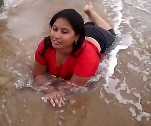 Hot jente våt show og romantikk på strand