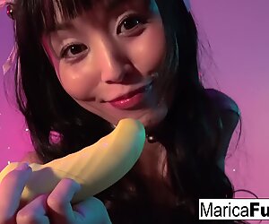 Marica Hase, kullanması için seks oyuncakları içeren bir hediye kutusu alıyor!