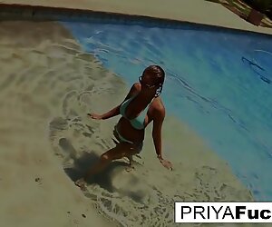 Priya Rai in hete Zomer Dag in het zwembad met een sexy Indiase pornoster - priyarai