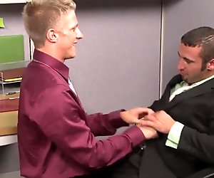 Berotot officehunk fucked by annoying stud