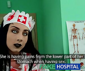 Fakehospital patient delar läkare kuk med halloween zombie sköterska