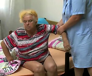 Starší žena pomocí vibrátoru na baculky babičky