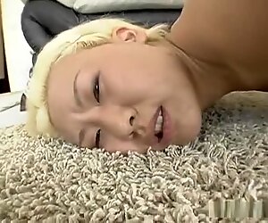 Ослепителни азиатки блондинки с прекрасен заден гръб Сиера Лин продава своя грабеж