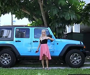 Hot blonda primește un jeep ca un cadou de la Armasarul ei excitat Șef