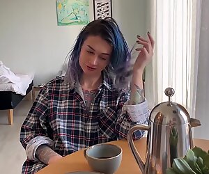 La giovane casalinga ama il sesso mattutino - sperma nel caffè Mio