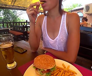 Hamburger eten en flitsen in het café transparant t-shirt no bh (teaser)