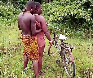 Okonkwo nahm die dorfkönigin mit seinem fahrrad mit, fickte sie natur