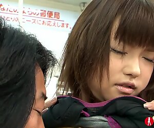 Femme japonaise rencontre sérieuse avec la file d'attente dans le hardcore