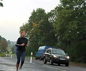 Milf (orta yaşlı kadın) koşu