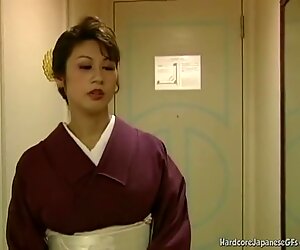 Japonesas bébé com kimuno broche e fodendo hardcore