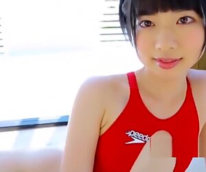 Rin sasayama nätti teini kiusoittelu hänen uimapukussaan upea tyttö kaartaa monessa posissa