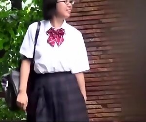 Japanilainen schoolgirls pissaleikit on julkinen kiinniotettu piilokameralla