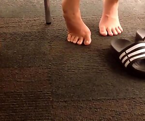 Candid college library ázsiai csaj adidas slides láb levegőzés