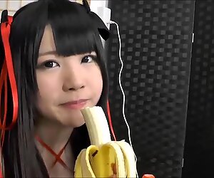 Elle prend une banane