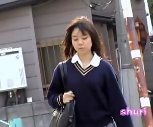 Hauras teini-ikä aasialainen koulutyttö joutuu helposti luovan hain jätkän huijaukseen