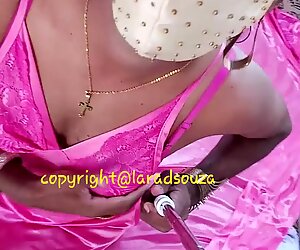 Indisk crossdresser model lara d''_souza i pink satin nattøj