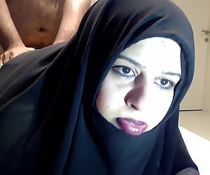Fet muslimsk kvinna knullar på fållen