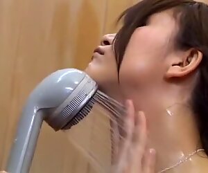 La migliore puttana giapponese hirona yaguchi nell'incredibile scena doccia jav