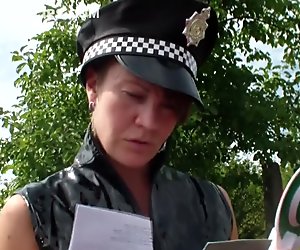 Phụ nữ cảnh sát trẻ trừng phạt tài xế cuồng dâm