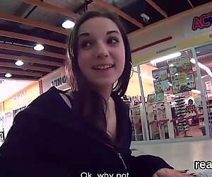Прелепи чешки тинејџери долази у искушење у тржном центру и јебе се у тачку гледишта