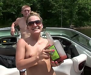 Gek pornoster in geweldige striptease, amateur porno video