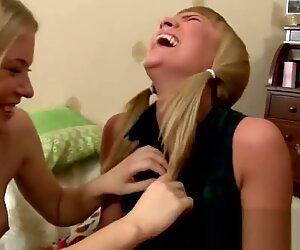 Sexy blondiner lesbiske kysser og berører puppene deres!