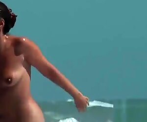 Real young strand nudist ser på andre video