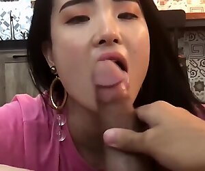 Aasialainen söpö tyttö kieli työ erittäin seksikäs
