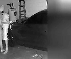 Ibu seksi ditangkap meniup sons best kawan by hidden cam in garage