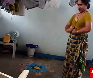 Индийки с космати мишница носи сари след баня