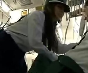 日本人警察女性在公共场所与美人脸上的口内射精进行口交