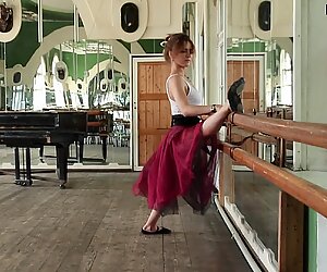 Гладко выбритая пизда гимнастки алла задорная делает балетные движения