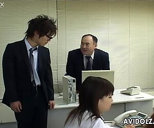 La pute du bureau au Japon se masturbait sur son lieu de travail