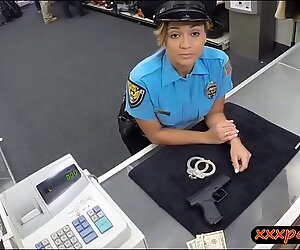 Грудастые полицейский офицер закладывает ее пизда и быстро трах by pawn guy