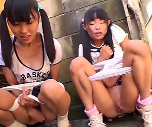 Kleines japanisches Schulmädchen, das Eis isst