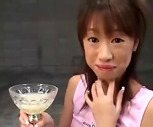 Japanska tonåringar dricker trofékopp full av säd (delvis påskyndat)