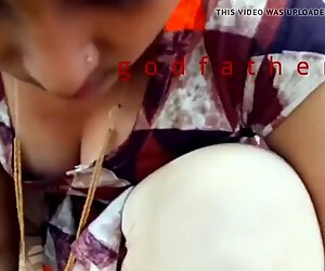 Indiens chauds tantine seins profonds clivage dans un lieu public