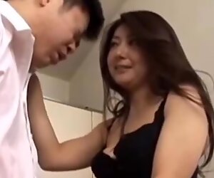 Aasialainen kypsä täti tarvitsee seksiä kahden nuoren opiskelijan kanssa