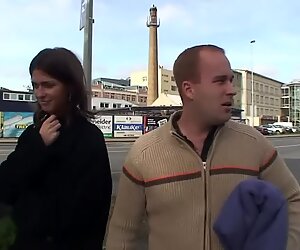 Utendørs jævla i de tsjekkiske gatene med brunette nikola jiraskova