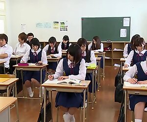 Пръсти in front of the classroom - japanstiniest