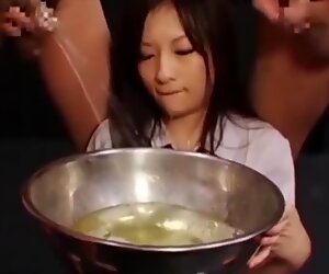 Junge Asiatin trinkt literweise Urin