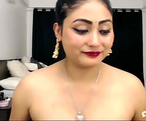 Indiaanse meisje olie-massage en masturbatie op hotcam
