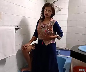 India abg sarika dengan payudara besar di kamar mandi