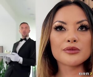 Kaylani Lei ist ein notgeil elegantes Mädchen bereit für den Penis eines Butlers