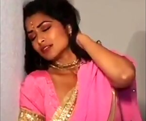 Seksowny taniec bollywoodzkiej aktorki - mayi