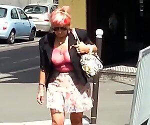 Sexy Oma mit durchsichtigem Oberteil in der Öffentlichkeit