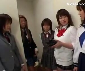 5 schoolmeisjes in uniform plassend voor man rukte van zijn lul op de vloer
