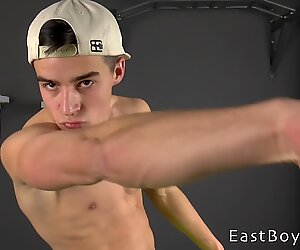Sexy gespierde jongen - naakte fitness casting