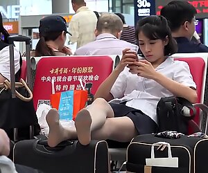 Candid kiinalainen tyttö sukkahousutissa