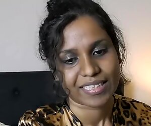 Indiase milf betrapt stiefzoon op het snuiven van haar vuil slipje roleplay1080p geil(1)